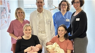 Jaqueline Trütner mit Silvesterbaby Romy Sophie (vorne, links) und Saskia Biedermann mit Neujahrsbaby Lilly (vorne rechts) bereiteten als Freundinnen dem Team der Geburtshilfe eine besondere Silvesterüberraschung.