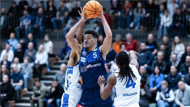Jarelle Reischel (Mitte) und die Eisbären versäumten den erhofften Befreiungsschlag in Karlsruhe.