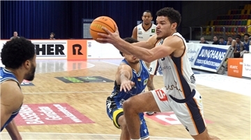 Jarelle Reischel (rechts) hatte mit 16 Punkten großen Anteil daran, dass die Eisbären Bremerhaven am Ostersonntag in Jena ihren siebten Auswärtssieg der Saison einfahren konnten.