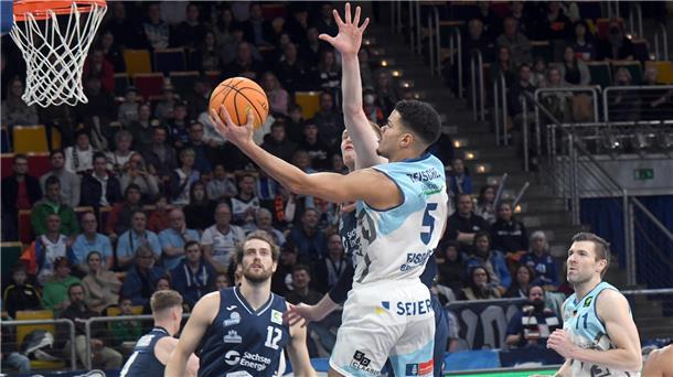Jarelle Reischel versucht es gegen die Dresden Titans mit einem Unterhandkorbleger. Die Eisbären haben die schwächste Zweierquote der Zweiten Liga.