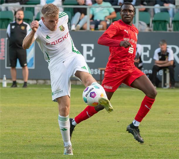 Heeslinger SC auch nach dem zweiten Spieltag mit weißer Weste Jarno Böntgen bot als Verteidiger eine starke Leistung und belohnte sich selbst kurz vor Ende der Partie mit dem Treffer zum 3:0.