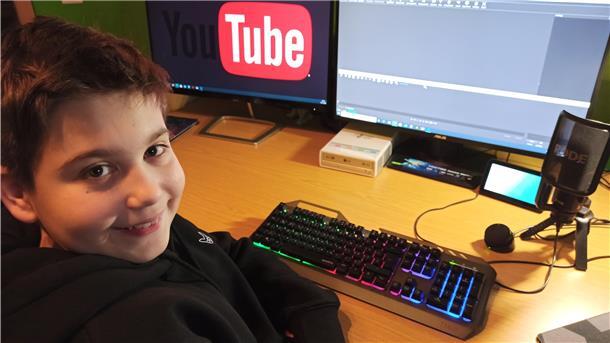 Kinder aus der Region machen die Welt zu einem besseren Ort Jarno Rieke schneidet das Video für den Weihnachtsgottesdienst.