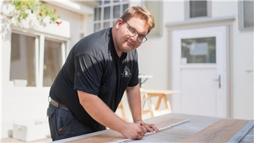 Jaschar Pascal Kliesch verbindet technisches Wissen und handwerkliche Präzision in seiner Arbeit als Tischler.