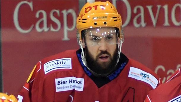 Der Eishockeyspieler Jason Bast sitzt auf der Bank.