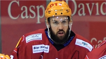 Der Eishockeyspieler Jason Bast sitzt auf der Bank.