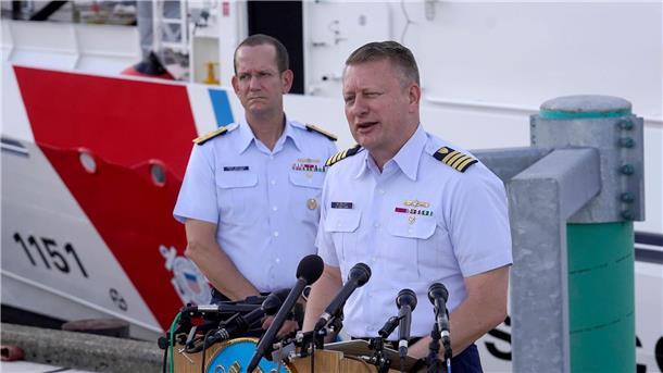 US-Küstenwache leitet nach „Titan“-Tragödie Untersuchung ein Jason Neubauer (r), Chefermittler der US-Küstenwache, spricht mit den Medien.