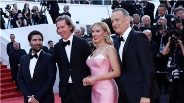 Jason Schwartzman (l-r), Wes Anderson, Scarlett Johansson und Tom Hanks stellen „Asteroid City“ in Cannes vor.