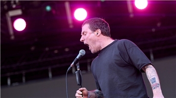 Jason Williamson, Sänger des britischen Duos Sleaford Mods, beim Tempelhof-Sounds Festival in Berlin.