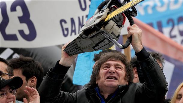 Radikale Kehrtwende? Argentinien wählt Präsidenten Javier Milei, selbst ernannter „Anarchokapitalist“ und Präsidentschaftskandidat, schwenkt eine Kettensäge mit seinem Namen auf einer Wahlkampfveranstaltung.