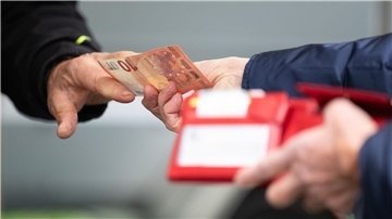 Je höher die Inflationsrate, umso geringer die Kaufkraft der Menschen: Sie können sich für einen Euro dann weniger leisten.