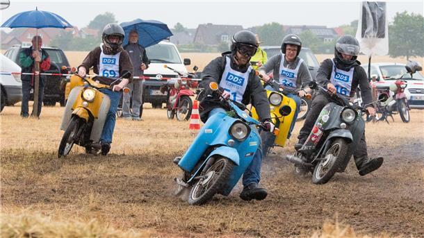 Motorsport in Unterstedt: Schwalben fliegen wieder tief Vier Schwalbe-Fahrer lehnen sich bei einem Rennen in eine Kurve.