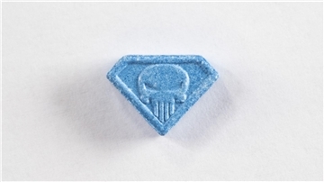 Je nach Herkunft können Ecstasy-Pillen der Variante „Blue Punisher“ völlig unterschiedliche Zusammensetzung haben.