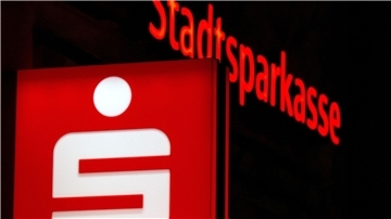 Je nach Modell verlangt die Sparkasse unterschiedlich hohe Grundgebühren und gleichzeitig Geld für einzelne Buchungen.
