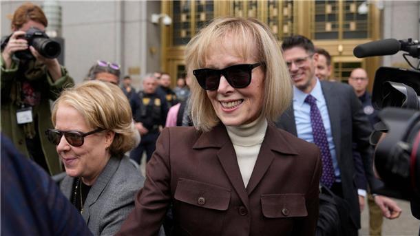Jean Carroll verlässt das Gerichtsgebäude in New York.