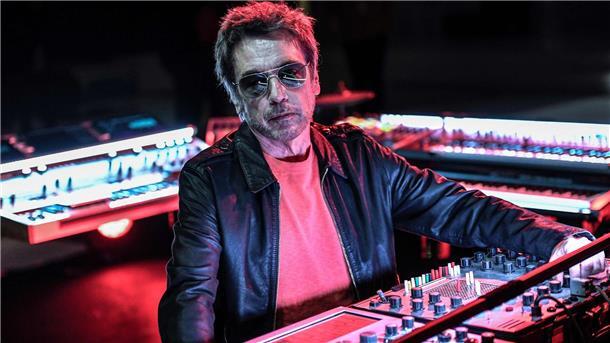 Jean-Michel Jarre auf der Bühne in der Kathedrale Notre-Dame vor dem Virtual-Reality-Silvesterkonzert 2020.