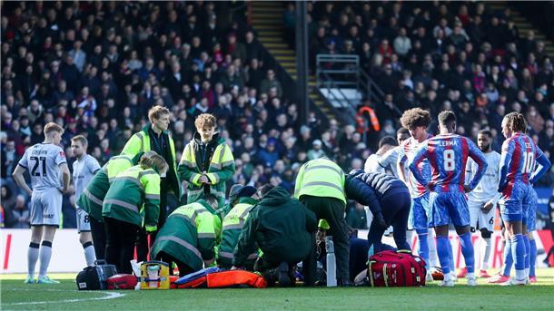 Brutales Foul in England: Torwart trifft Ex-Mainzer am Kopf Jean-Philippe Mateta von Crystal Palace muss medizinisch behandelt werden.