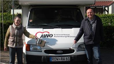 Jeanette Buckow und Bernd Mahnken sind die Menschen, die hinter dem Tresen der Suppenküche der AWO stehen und die Suppe ausgeben.