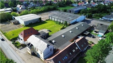 Ein Firmengelände mit vielen Hallen und Gebäuden aus der Vogelperspektive.