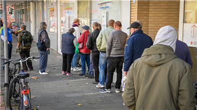 Jeden Donnerstag gibt es im Lebensraum an der Rickmersstraße Suppe für Bedürftige. Schon vor 12 Uhr bildet sich oft eine Schlange. Mittlerweile werden dort 100 Portionen ausgeteilt – und es könnten sogar noch mehr sein.