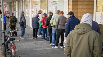 Jeden Donnerstag gibt es im Lebensraum an der Rickmersstraße Suppe für Bedürftige. Schon vor 12 Uhr bildet sich oft eine Schlange. Mittlerweile werden dort 100 Portionen ausgeteilt – und es könnten sogar noch mehr sein.