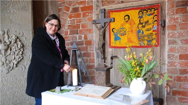 Jeden Morgen zündet die neue Pastorin Anja Niehoff an dieser Stelle unterm Kirchturm eine Kerze an.