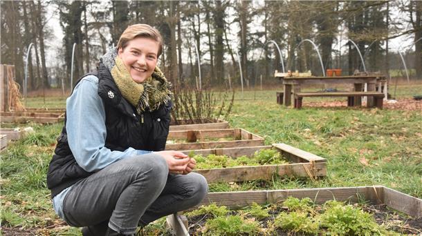 Das Foto zeit Hannah Wedemeyer sitzende vor den Testbeeten. 