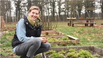 Das Foto zeit Hannah Wedemeyer sitzende vor den Testbeeten. 