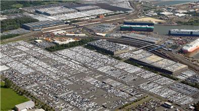 Jeder helle Punkt ein Wagen: Auf dem BLG-Autoterminal parken wieder mehr als 90.000 Fahrzeuge. Die Zahl der Export-Fahrzeuge hat sich gegenüber Mai mehr als verdoppelt.