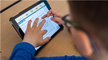 Jeder Schüler im Land Bremen soll ein Leih-Tablet bekommen. Doch die Auslieferung in Bremerhaven scheiterte bislang an fehlenden Schutzhüllen.