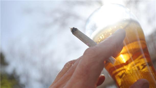 Jeder zweite Bundesbürger stört sich an dem typischen Geruch von Cannabis-Rauch.