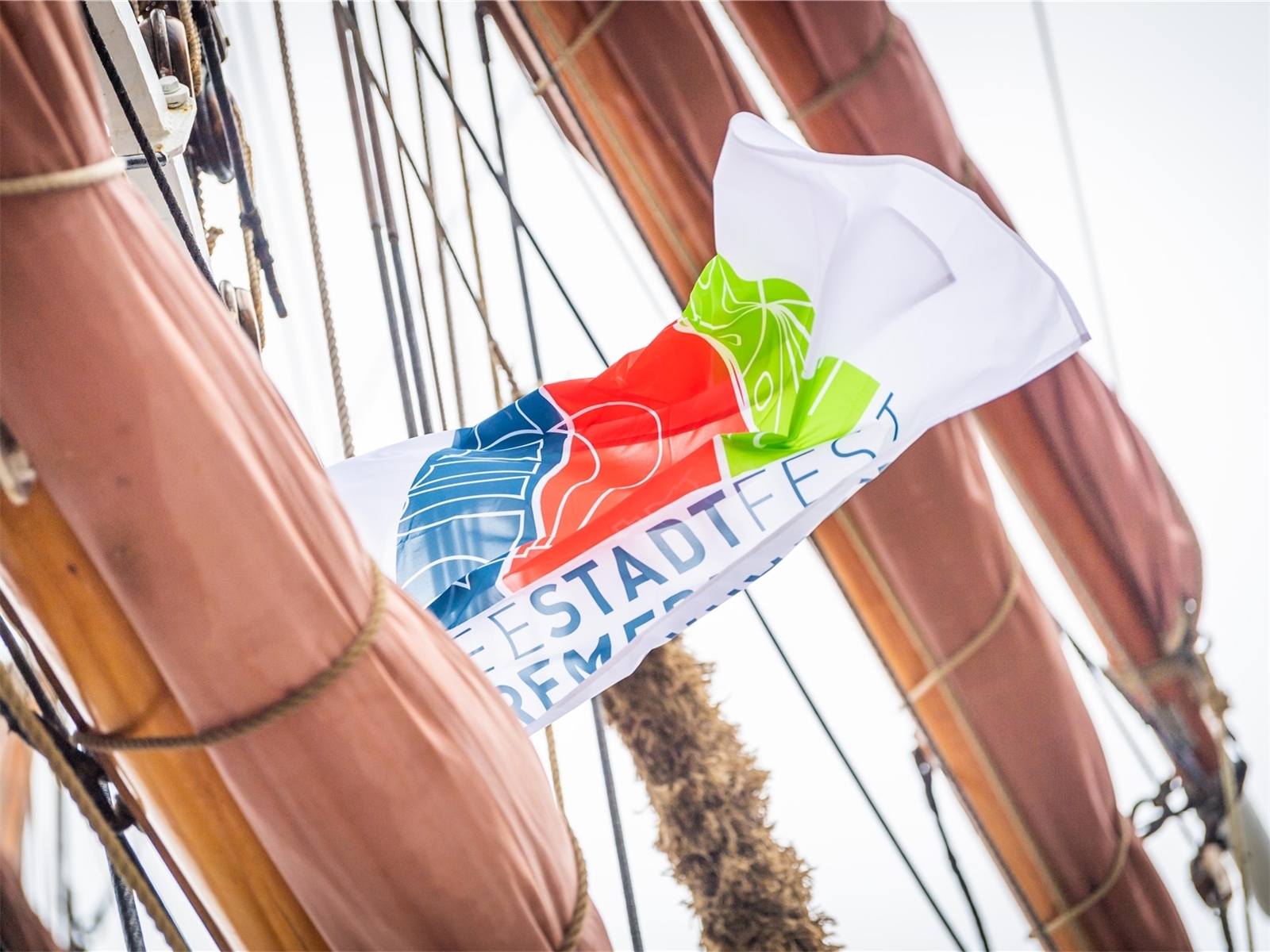 Jedes am Seestadtfest teilnehmende Schiff erhält von Katharina Loske zur Begrüßung eine Flagge und eine Plakette überreicht.