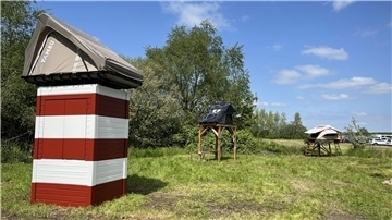 Dachzelte auf Holzbauten, Einer sieht aus wie ein Leuchtturm