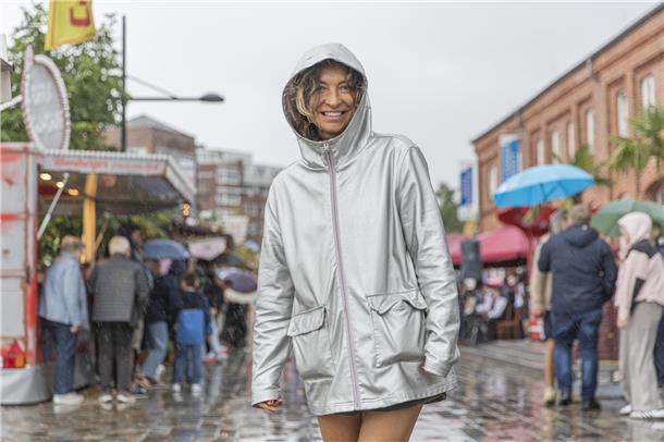 Eine Frau in Regenjacke. 