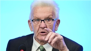 Jemandem in der Debatte um den Erfolg der AfD zum „Hauptfeind oder Hauptschuldigen“ zu erklären, findet Baden-Württembergs Ministerpräsident Winfried Kretschmann (Grüne) unverantwortlich.