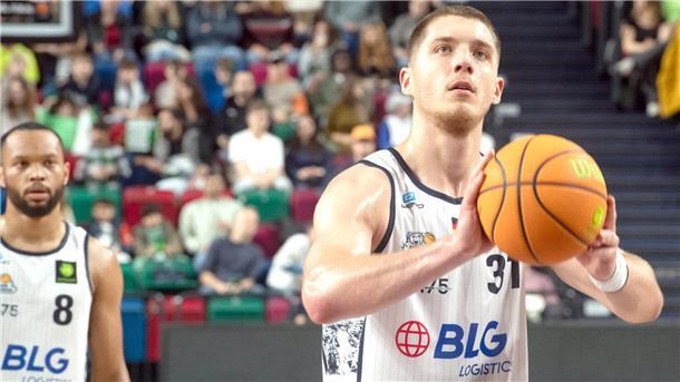 Ein Basketballer tritt zum Freiwurf an. Sein Name ist Hendrik Warner, seine Mannschaft sind die Eisbären Bremerhaven. 