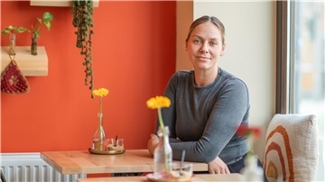Jenifer Dagligil in ihrem Café Lieblingsplatz in der Alten Bürger in Bremerhaven