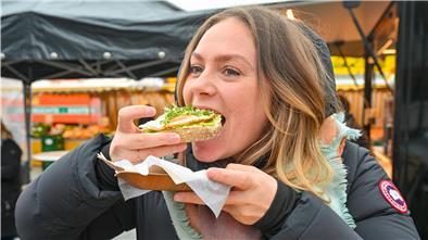 Jenifer Dagligil testet sich durch das Essen der Stadt.