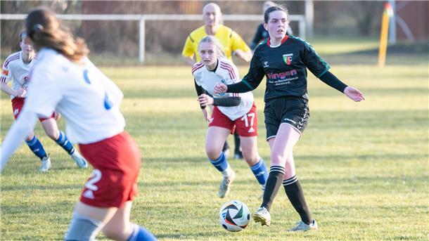 Ostereistedt/Rhade hat die Klasse fast sicher - Heeslingen bleibt Schlusslicht Jenna Wohlers (rechts) aus der B-Jugend sammelt schon jetzt viele Spielminuten in der Bezirksliga.