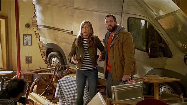 Jennifer Aniston als Audrey Spitz und Adam Sandler als Nick Spitz in einer Szene des Films „Murder Mystery 2“.