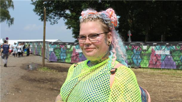 Frau mit pastellfarbenem Haar