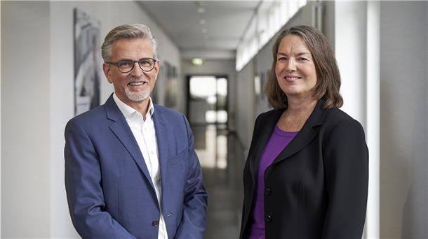 Jens Bieniek übergibt die Geschäfte als Finanzvorstand der BLG Logistics Group an Christine Hein.