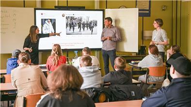 Medienschultag: Bremerhavener Schüler sind „Fake News“ auf der Spur Eine Klasse schaut zur Tafel