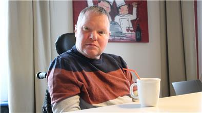 Jens Hartlef (54) lebt im DRK-Wohnheim Quellenbrink in Schiffdorf. Seit Beginn der Pandemie müssen er und die anderen Bewohner auf vieles verzichten.