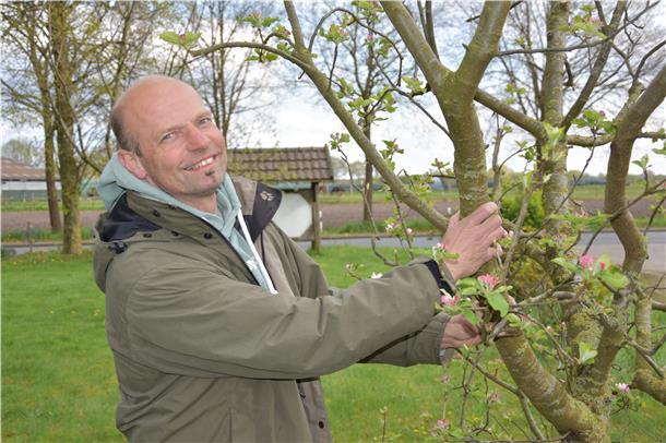 Das Foto zeigt Jens Otten am Apfelbaum. 