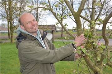 Das Foto zeigt Jens Otten am Apfelbaum. 