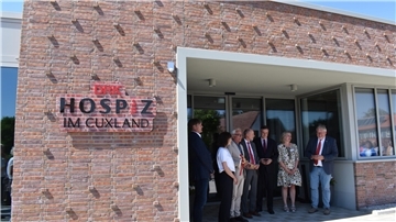 Eingang vom DRK-Hospiz in Debstedt bei Schlüsselübergabe zur Eröffnung.