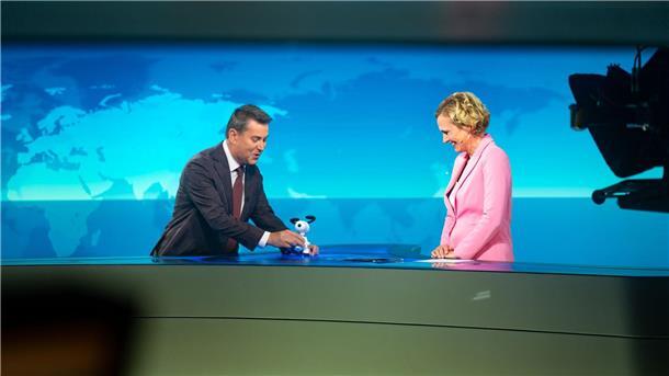 Großer Abschied für Caren Miosga Jens Riewa (l-r) schenkt Caren Miosga am Ende ihrer letzten Sendung eine Snoopy-Figur.