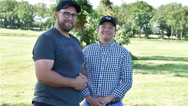 Fast schon ein Festival: „Die Heide brennt“ am Samstag in Donnern Jens Roggenkamp (links) und Eike-Hinrich Bahr stehen auf der Weide, auf der „Die Heide brennt" stattfindet.