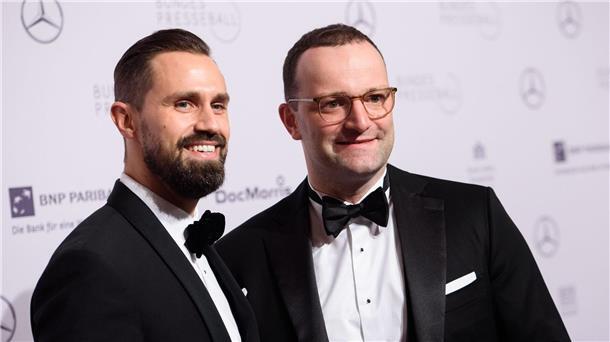 Ex-Gesundheitsminister Jens Spahn hat Villa wieder verkauft Jens Spahn (r.) und sein Ehepartner Daniel Funke im November 2018 beim 67. Bundespresseball im Hotel Adlon.
