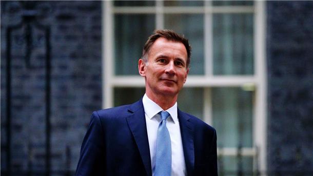 Premier Truss feuert Finanzminister - und wankt selbst Jeremy Hunt, neuer Finanzminister von Großbritannien, verlässt Downing Street 10. Die britische Premierministerin Truss hat ihn als Nachfolger von Finanzminister Kwarteng ernannt.